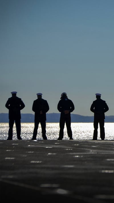 Sailors on the amphibious assault ship USS Iwo Jima on New York's Hudson River during Veterans Week, 2016 (© Apple White/Alamy) mobile wallpaper