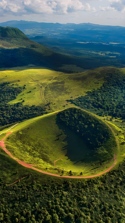 Volcan Puy du Pariou, Auvergne (© Frantisek ZVARDON/Onlyfrance.fr/Alamy Stock Photo) mobile wallpaper
