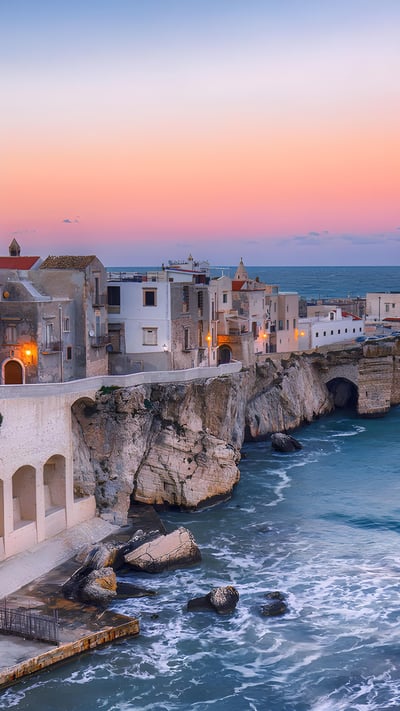 Vieste on the Gargano peninsula, Apulia, Italy (© Pilat666/Getty Images) mobile wallpaper