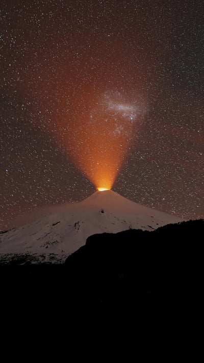 The Villarrica volcano in Chile on 2 September, 2018 (© Cristobal Saavedra Escobar/Reuters) mobile wallpaper