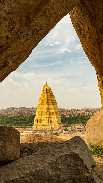 Virupaksha Temple framed by two huge rocks in Hampi, Karnataka (© Travel Wild/iStock/Getty Images Plus) mobile wallpaper