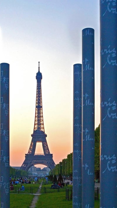 'The Wall for Peace' and the Eiffel Tower in Paris for the International Day of Peace (© Prisma by Dukas Presseagentur GmbH/Alamy) mobile wallpaper