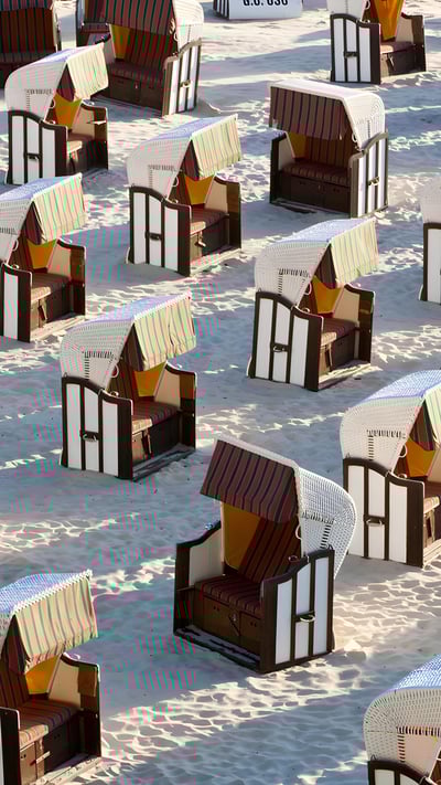 Strandkörbe auf der Insel Rügen, Deutschland (© Peter Adams/Getty images) mobile wallpaper