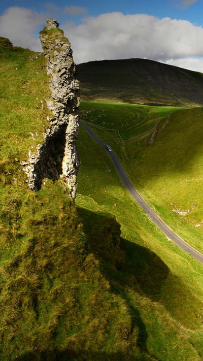 德比郡高峰区的Winnats山口,英格兰 (© Christopher Drabble/Alamy) mobile wallpaper