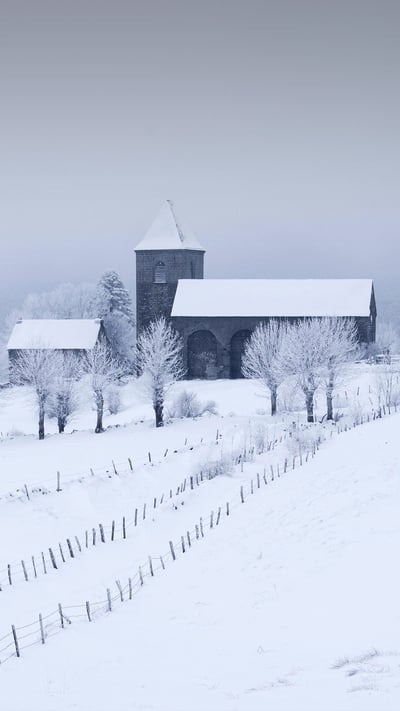 Église Notre-Dame-des-Pauvres, Aubrac, Aveyron (© CAVALIER Michel/hemis.fr/Alamy photo stock) mobile wallpaper
