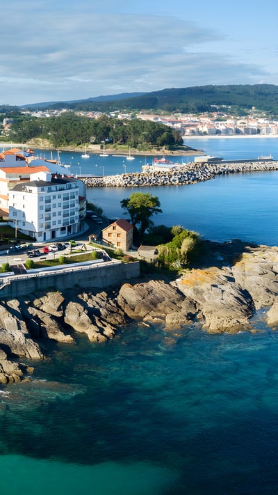 Playa de Portonovo en la Ría de Pontevedra, España (© Andres Garcia Martin/Shutterstock) mobile wallpaper