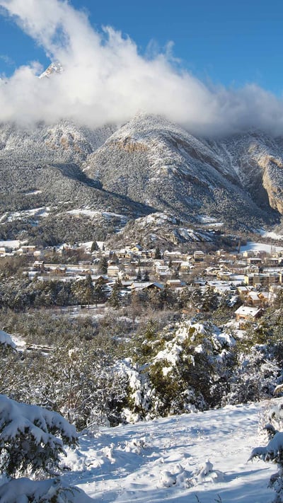 Barcelonnette aux portes des Hautes Vallées de l'Ubay, Alpes-de-Haute-Provence, France (© iStock/Getty Images Plus) mobile wallpaper