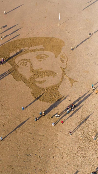 Sand portrait of WW1 Royal Naval Reservist Richard Davies on Ynyslas Beach, Ceredigion (© Keith Morris Aerial Imagery/Alamy Stock Photo) mobile wallpaper