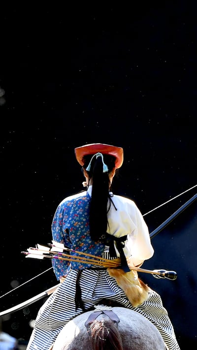 「演武の準備をする流鏑馬の騎手」東京, 明治神宮 (© Matt McClain/The Washington Post via Getty Images) mobile wallpaper